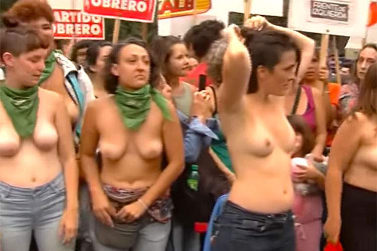 おっぱいを出して政権に抗議するブエノスアイレスの女性達