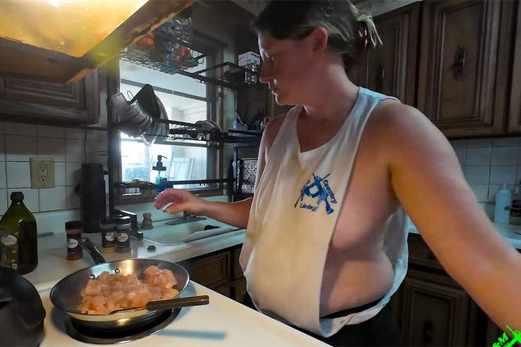 ぽっちゃりノーブラタンクトップ奥様による料理動画【L&M Country Living】