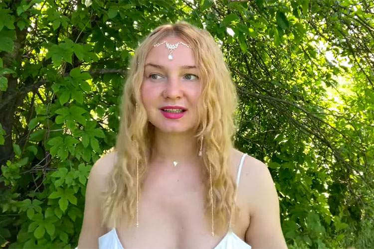 "ノーブラである事"以外は全く何も入ってこないウクライナの女性スピリチュアル系Youtuber【muse.quantum】