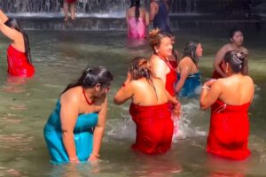 ノーブラだらけ！女性達が沐浴を行う様子を撮影した動画【Gangasnan】