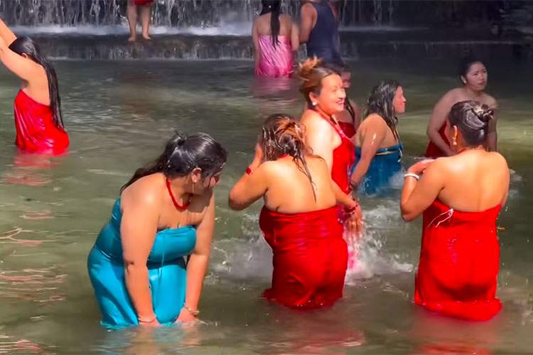 ノーブラだらけ！女性達が沐浴を行う様子を撮影した動画【Gangasnan】