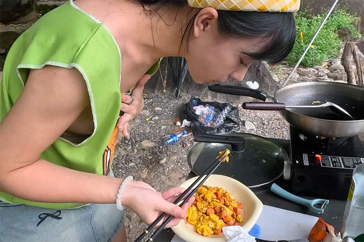 ノーブラでアウトドア料理を作る香港の美少女Youtuber【proudfox衣橱】