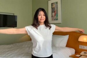 ノーブラでラジオ体操を踊る熟女Youtuber【美魔女　さら】アイキャッチ画像