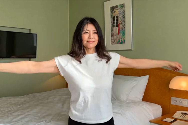 ノーブラでラジオ体操を踊る熟女Youtuber【美魔女　さら】