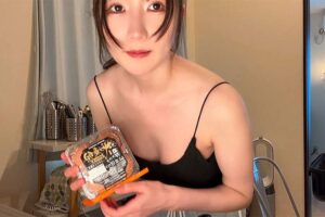 ノーブラキャミソール姿で玉子焼きを作るYoutuber【ふじわら。女教師のダラダラ日常Vlog】A