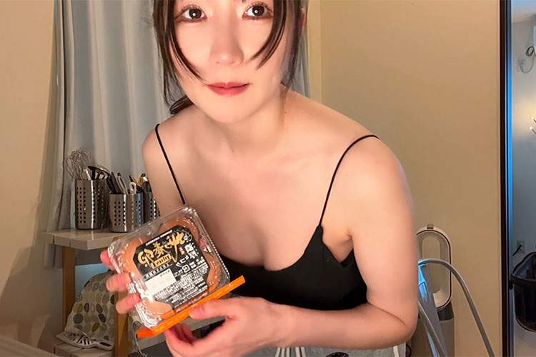 ノーブラキャミソール姿で玉子焼きを作るYoutuber【ふじわら。女教師のダラダラ日常Vlog】