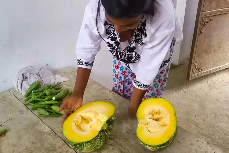 ノーブラ爆乳インド人女性がカボチャを切る動画