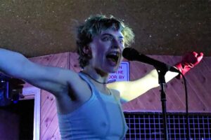 ノーブラ白タンクトップの乳首スケスケ姿で熱唱する女性歌手【Riki】