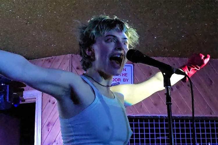 ノーブラ白タンクトップの乳首スケスケ姿で熱唱する女性歌手【Riki】