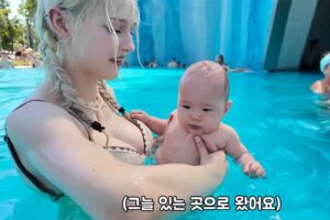 プールでお子さんと戯れるポーランド人の美人ママ【마리아-키우기】A