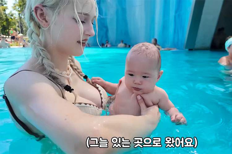 プールでお子さんと戯れるポーランド人の美人ママ【마리아 키우기】