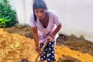 細身なのに巨乳！なインド人女性がノーブラで畑仕事する様子A