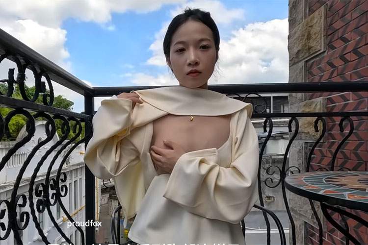 露出狂しか着ないようなデザインの服を着てる美人な女の子