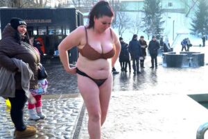 【公現祭】ダイナマイトボディーな熟女による寒中入水の様子A