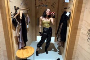 【奇跡】乳首ほぼ丸見えのスケスケ衣装なのに１年以上BANされずに残っている動画A