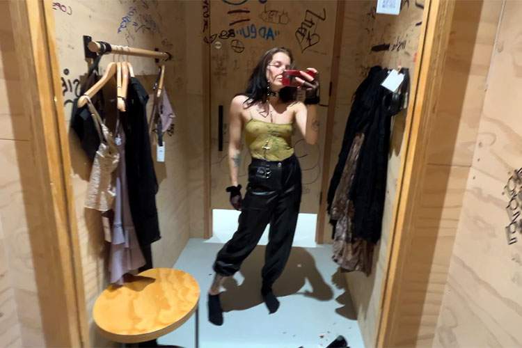 【奇跡】乳首ほぼ丸見えのスケスケ衣装なのに１年以上BANされずに残っている動画