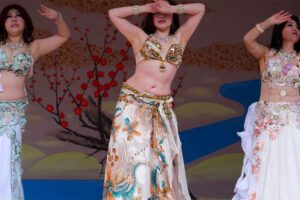 【湯島天神梅まつり】寒い中でも妖艶なパフォーマンスを行うベリーダンサー達を高画質で撮影！