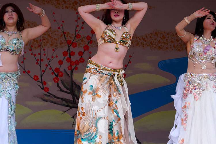 【湯島天神梅まつり】寒い中でも妖艶なパフォーマンスを行うベリーダンサー達を高画質で撮影！