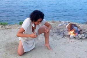 ガケでコンテンポラリー的なダンスを踊る熟女A