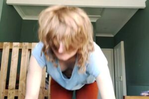 ノーブラTシャツ姿でプランク等の筋トレを行う女の子【Rose's-questions】A