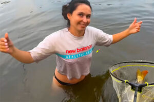 ノーブラTシャツ姿で湖に飛び込む女性ウクライナのYoutuber【КУБАНСЬКА-ОЛЬГА】