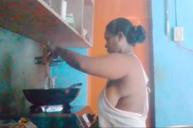 ノーブラ白タンクトップ姿で料理するぽっちゃりフィリピン人女性Youtuber【Jheny's vlog】