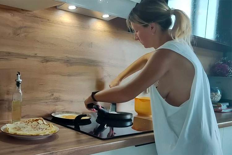 ノーブラ＆多分ノーパンでパンケーキを作るベラルーシの熟女Youtuber【О СЕМЬЕ】