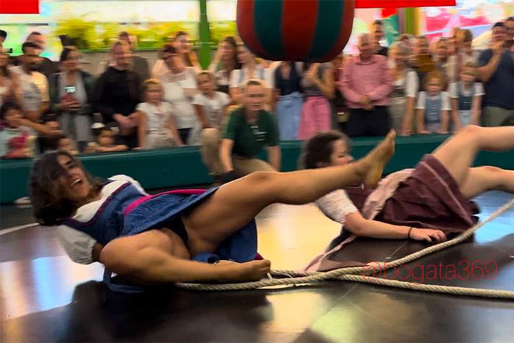 パンチラ見放題！なオクトーバーフェストのデビルズホイール