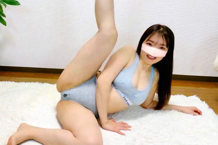 下着姿でストレッチする姿を見せてくれるセクシー系Youtuber【ちょっぴり大人な ももたん🍑】