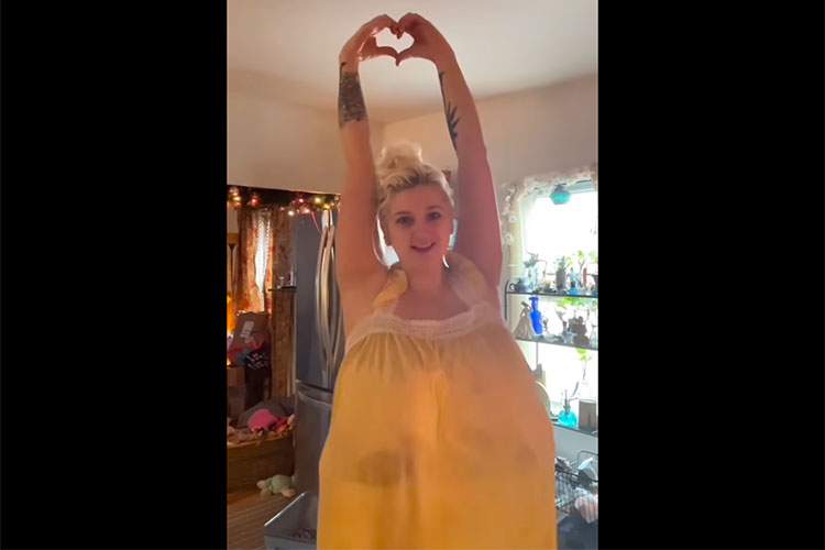 垂れ爆乳なぽっちゃり体型ノーブラ女子、スパチャを貰っておっぱいブルンブルンさせるｗｗｗｗ