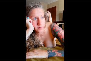 多分全裸でカメラの前で何やらポーズを取りつつ雑談する熟女A