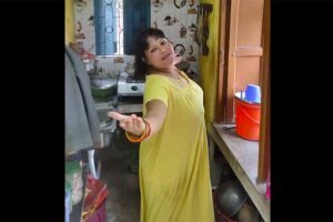 歌い踊り浮いた乳首とパンツを見せるノーブラ熟女A