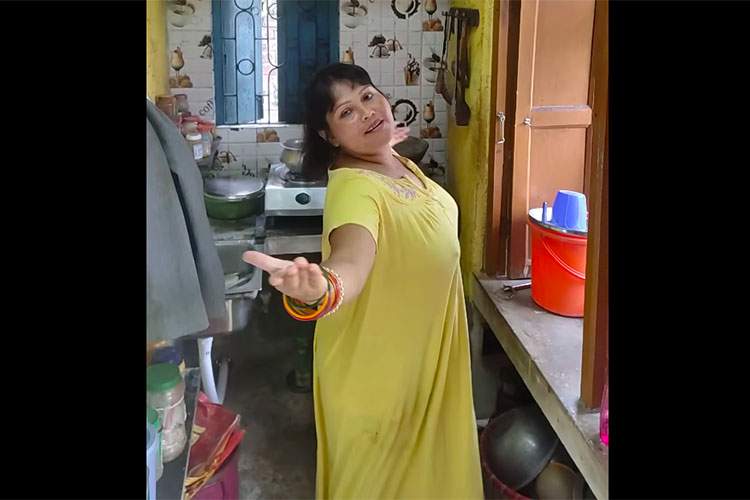 歌い踊り浮いた乳首とパンツを見せるノーブラ熟女