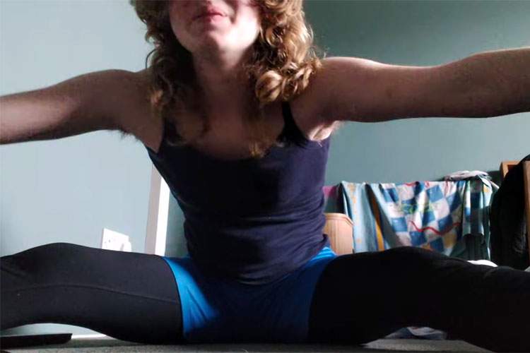 腋毛一切処理してないお姉さんによるストレッチ動画【Rose's questions】