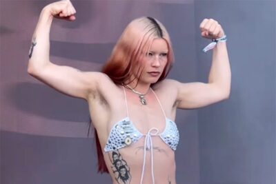 マイクロビキニ姿で腋毛アピールする貧乳お姉さんのライブ映像【Wet-Leg】A