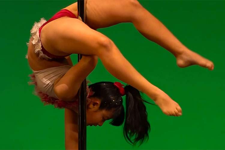 【おや？】JKがポールダンスを披露している動画