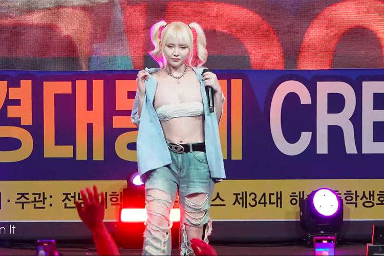 おっぱいポロリしそうな恰好で激しく動きながら踊る韓国の女性ラッパー【Ash-B】