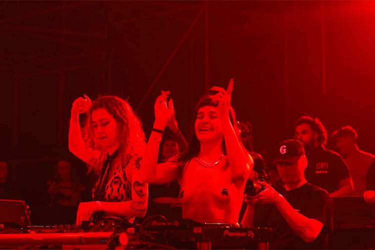 おっぱい丸出しな２ブロック女性DJのライブ動画【JAZZY】