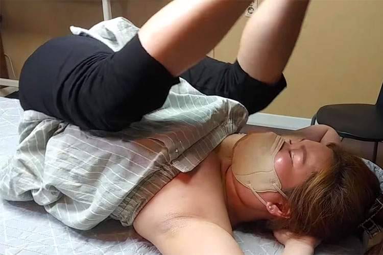 ぽっちゃり熟女が上半身裸＆雑に処理したワキ丸出しで整体施術を受ける