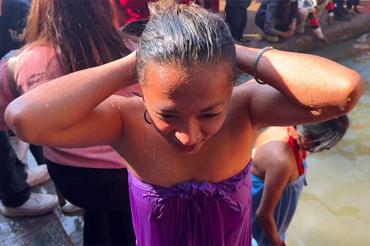 【透け乳首】ネパールの宗教的行事「サリナディ・メラ」に参加し沐浴を行う女性Youtuber