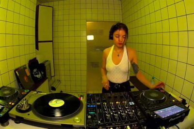 ノーブラタンクトップ女子が自宅でＤＪプレイ