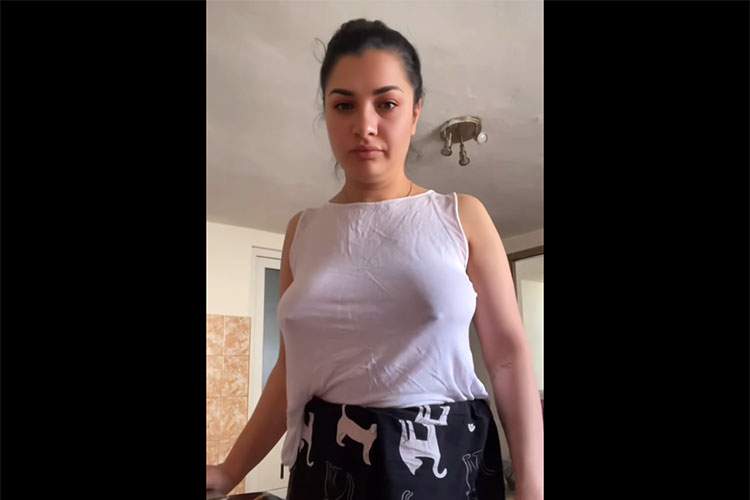 ノーブラ白Tシャツで乳首浮きまくりな垂れ巨乳熟女！