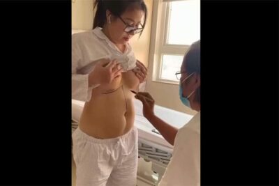 恐らくは脂肪吸引前か何かの説明を受けている熟女A