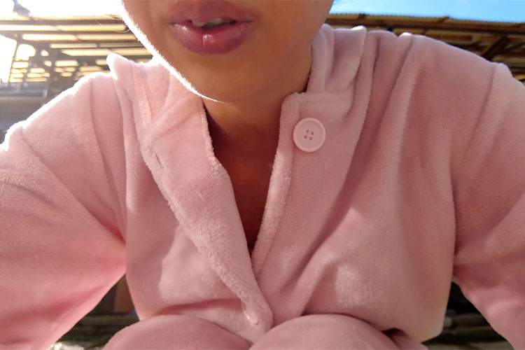 晴れた屋外でイスラエルについて何かを訴えるYoutuber【ねこちゃんねる】