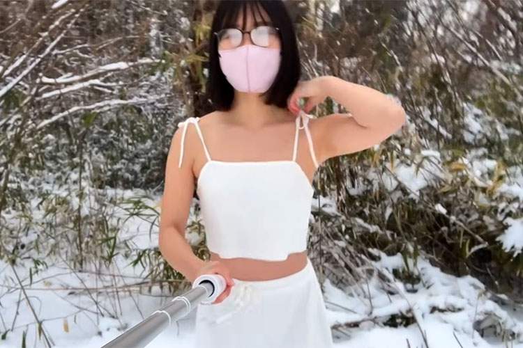 極寒の雪の中を薄着＆ノーブラ散歩するYoutuber【うみ散歩】