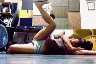 生活感ある部屋で普段着のままストレッチする女性の生々しい記録A