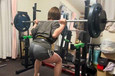自宅でスクワットするボーイッシュ筋トレ女子A