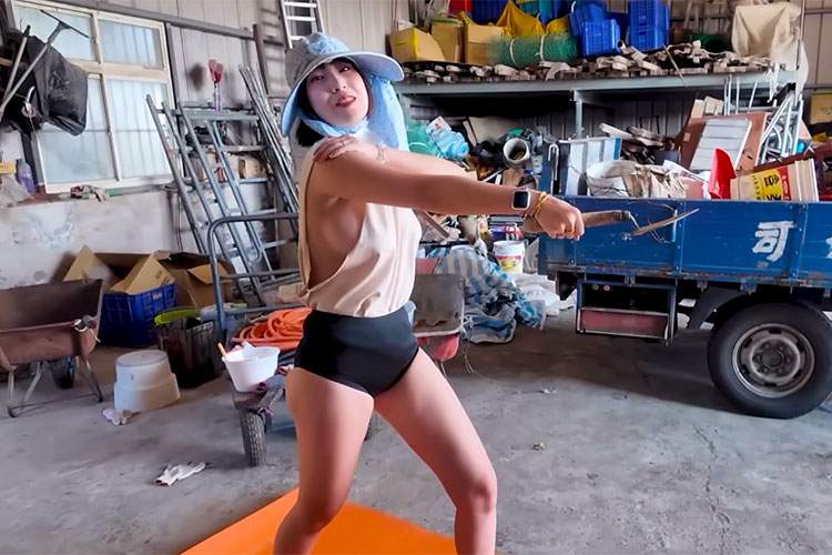 農家のおっかさんみたいな恰好でフィットネスを行う爆乳Youtuber【VinaTV】