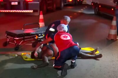 酒？薬？路上で下着姿のぽっちゃり黒人女性、乳首ポロリしつつ救急車で運ばれる・・・A