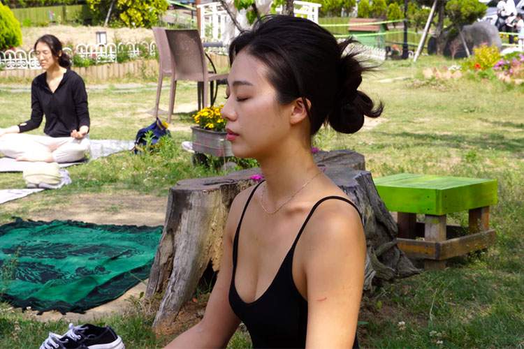 野外ヨガ教室のレッスン風景を撮影した動画